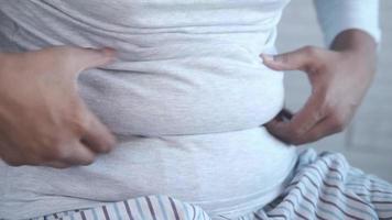 homem com excesso de peso mostra a gordura da barriga video