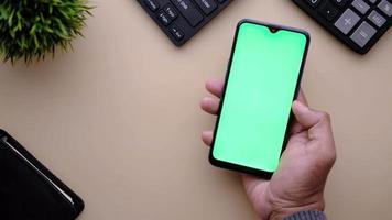 el hombre usa un teléfono inteligente con pantalla verde video