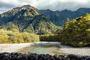 El río azusa fluye a través de kamikochi hacia la cuenca de matsumoto. el río en sí fluye de un manantial ubicado en lo profundo del mt. yari, quizás el pico más famoso de los Alpes del norte. foto