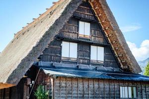 shirakawa pueblo japonés tradicional e histórico shirakawago en otoño. casa construida con madera con techo estilo gassho zukuri. shirakawa-go es patrimonio mundial de la unesco y el principal lugar emblemático de japón. foto