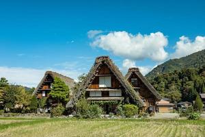 shirakawa pueblo japonés tradicional e histórico shirakawago en otoño. casa construida con madera con techo estilo gassho zukuri. shirakawa-go es patrimonio mundial de la unesco y el principal lugar emblemático de japón. foto