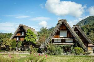 shirakawa pueblo japonés tradicional e histórico shirakawago en otoño. casa construida con madera con techo estilo gassho zukuri. shirakawa-go es patrimonio mundial de la unesco y el principal lugar emblemático de japón. foto