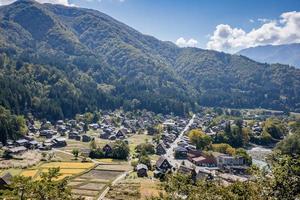 shirakawa japones historico. pueblo de shirakawago en otoño desde una vista aérea. casa construida con madera con techo estilo gassho zukuri. shirakawa-go es patrimonio mundial de la unesco y lugar emblemático en japón foto