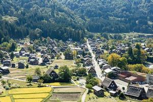 shirakawa japones historico. pueblo de shirakawago en otoño desde una vista aérea. casa construida con madera con techo estilo gassho zukuri. shirakawa-go es patrimonio mundial de la unesco y lugar emblemático en japón foto