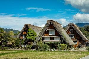 shirakawa pueblo japonés tradicional e histórico shirakawago en otoño. casa construida con madera con techo estilo gassho zukuri. shirakawa-go es patrimonio mundial de la unesco y el principal lugar emblemático de japón. foto