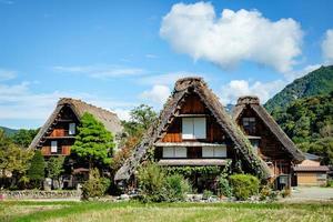 shirakawa pueblo japonés tradicional e histórico shirakawago en otoño. casa construida con madera con techo estilo gassho zukuri. shirakawa-go es patrimonio mundial de la unesco y el principal lugar emblemático de japón. foto