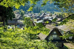 shirakawa pueblo japonés tradicional e histórico shirakawago en otoño. casa construida con madera con techo estilo gassho zukuri. shirakawa-go es patrimonio mundial de la unesco y el principal lugar emblemático de japón. foto