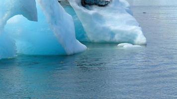 hd video van ijsbergen in een gletsjer lagune. in jokulsarlon, IJsland. hd video