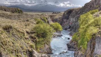 video hd de un río fluyendo a través de un desfiladero, con montañas al fondo... filmado en islandia. vídeo de alta definición, hdr