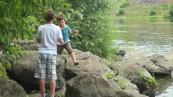 de jongen Aan de bank van de rivier- video