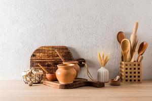 fondo de cocina de cocina ecológicamente limpia de una casa de campo, casa de campo. utensilios hechos de materiales naturales sobre una encimera de madera. foto