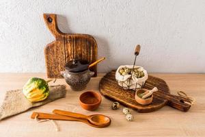 el fondo interior de la encimera de la cocina en la cocina rústica del granjero. artículos ecológicamente limpios, productos agrícolas en el interior. foto