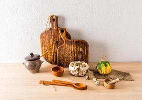 un juego de tablas de cortar caseras de madera en el interior de una cocina moderna de una casa de campo, pueblo. encimera de madera con utensilios de cocina. foto