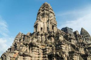 una de las torres principales de angkor wat, el lugar de mayor atracción turística en siem reap, camboya. foto