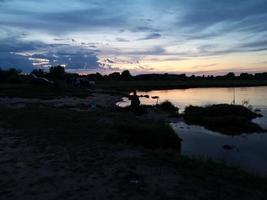 puesta de sol. cielo de la tarde en la noche en el lago foto