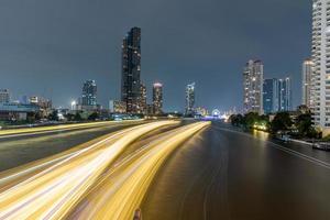 vista del río chao phraya de noche foto