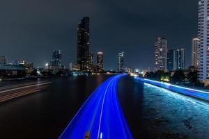 vista del río chao phraya de noche foto