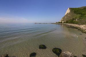 paisaje marino de la bahía y el cabo chirakman, kavarna. Bulgaria foto