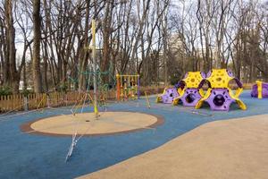 parque infantil moderno y colorido sin niños en el parque foto