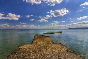 vista diaria de belleza con nubes de acantilados marinos y agua clara foto