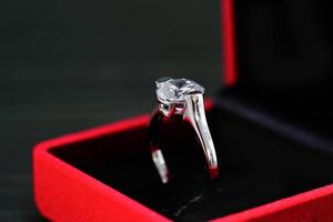 anillo de diamantes en joyero rojo