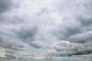 nubes de tormenta flotando en un día lluvioso con luz natural. paisaje de nubes, clima nublado sobre el cielo azul. fondo de entorno de naturaleza escénica de nubes blancas y grises foto