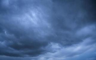 nubes de tormenta flotando en un día lluvioso con luz natural. paisaje de nubes, clima nublado sobre el cielo azul. fondo de entorno de naturaleza escénica de nubes blancas y grises foto