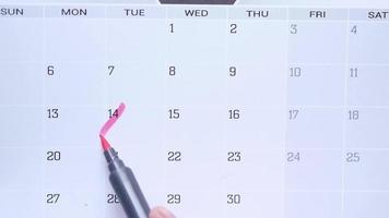 rosa evidenziatore marcatura via giorni su un' calendario video