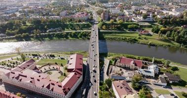 aereo Visualizza su pesante traffico su un' ponte con un' largo corsia multipla strada attraverso un' largo fiume video