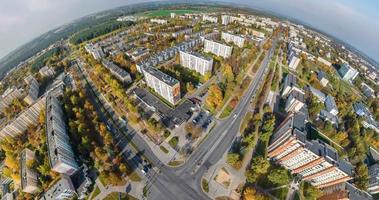 abstrakt cirkulär krökning av yta av jord och vridning av himmel in i blå sfär inuti urban infrastruktur video