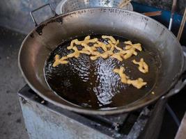 troquelado de rosquilla china frita en un gran cárter de aceite foto