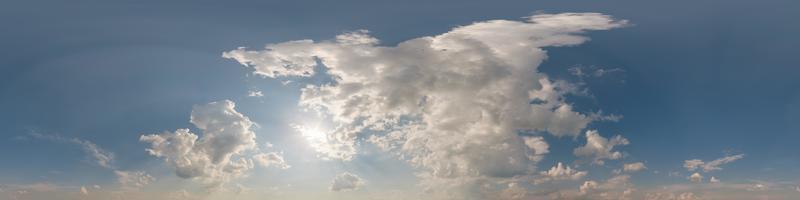 cielo azul con hermosas nubes como vista panorámica hdri 360 perfecta con cenit para usar en gráficos 3d o desarrollo de juegos como cúpula del cielo o editar toma de drones foto