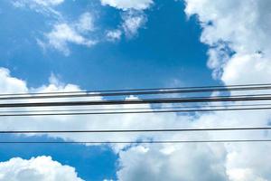 alambre de cable, cielo nublado y azul foto