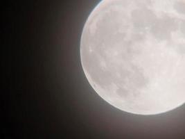 primer plano de la luna nocturna en el cielo foto