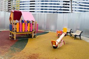 nuevo y moderno parque infantil seguro al aire libre con equipo de ejercicio y juguetes en un nuevo distrito de la ciudad en el patio de un nuevo edificio foto