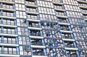 hermosas y modernas ventanas de fibra de vidrio azul de la pared de la fachada de una moderna casa de construcción de rascacielos. fondo, textura foto