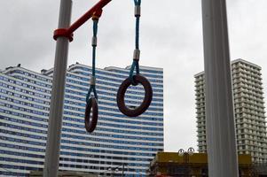 anillos deportivos en la calle bajo el cielo abierto para deportes contra el fondo de la casa en el nuevo distrito de la ciudad en el patio del nuevo edificio foto