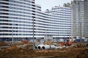 construcción de un gran edificio de cemento de hormigón cómodo de varios pisos moderno nuevo edificio de varios pisos con marco monolítico con ventanas, paredes y balcones foto