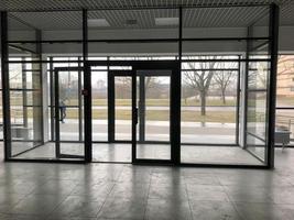 la entrada de cristal a la entrada de la oficina de la tienda del edificio con puertas correderas dobles foto