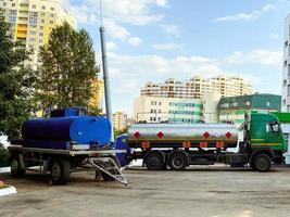 en el patio de una moderna zona residencial hay máquinas para agua y leche. proporcionar alimentos a las personas durante la guerra y las hostilidades foto