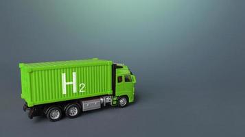 camión de carga verde con pilas de combustible de hidrógeno. tecnologías verdes innovadoras en la industria del transporte. Respetuoso con el medio ambiente, libre de emisiones de carbono. transición de la economía a fuentes de energía limpias renovables foto