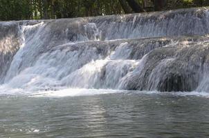 Precioso paisaje. vista de la cascada de muak lek en el arboreto de muak lek en la provincia de saraburi. turismo popular en tailandia foto