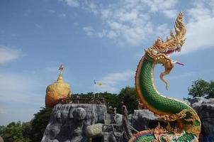 gran naka verde frente a la cueva naka. templo kaeng khoi, provincia de saraburi foto