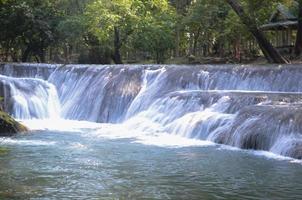 Precioso paisaje. vista de la cascada de muak lek en el arboreto de muak lek en la provincia de saraburi. turismo popular en tailandia foto