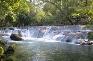 Precioso paisaje. vista de la cascada de muak lek en el arboreto de muak lek en la provincia de saraburi. turismo popular en tailandia foto