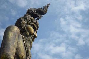 vista lateral, reverendo abuelo ermitaño puchong nagarat. templo kaeng khoi, provincia de saraburi foto