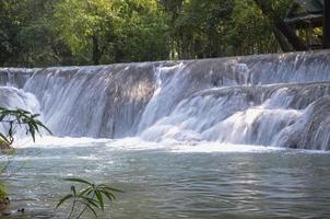 Precioso paisaje. vista de la cascada de muak lek en el arboreto de muak lek en la provincia de saraburi. turismo popular en tailandia foto