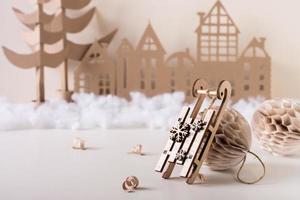 diy decoración navideña para el hogar: trineo de madera con bolas de papel, árbol de cartón y casa. hecho a mano