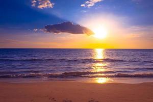 puesta de sol en la playa con cielo colorido hermosa playa tropical foto