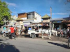 desenfoque de movimiento del mercado tradicional local en la isla de lombok, indonesia foto